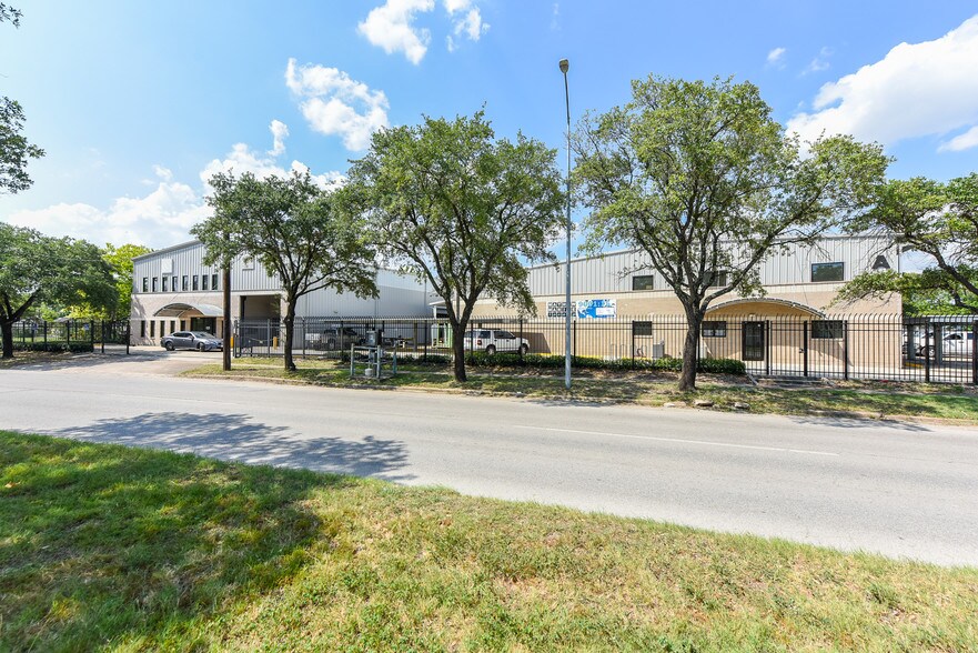 More Photos Of 4001 Navigation Blvd, Houston Warehouse For Sale