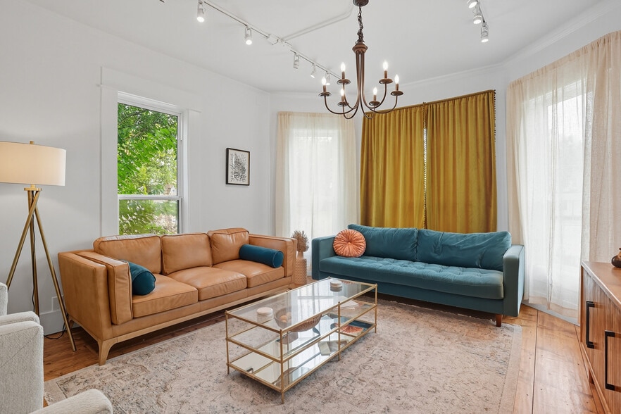 More Photos Of 924 S Main St, Broken Arrow Showroom For Sale