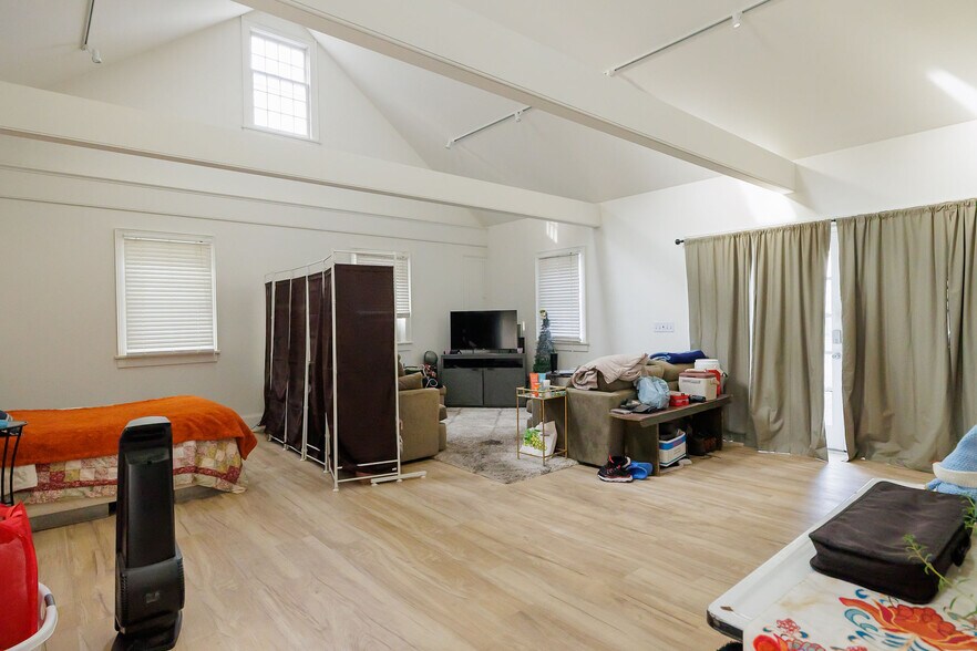 More Photos Of 139 S Main St, Sheffield Freestanding For Sale