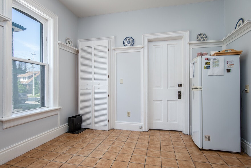 More Photos Of 109 College St, Kitchener Office For Sale