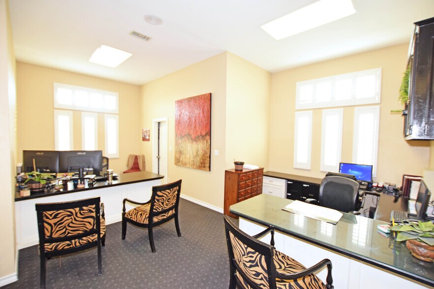 More Photos Of 327 SE Loop 338, Odessa Flex For Lease