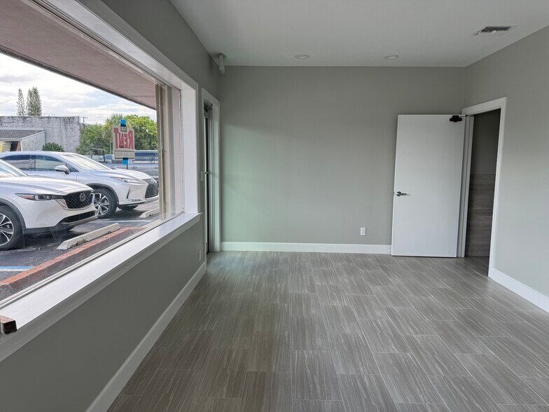 More Photos Of 144 Jupiter St, Jupiter Light Distribution For Lease