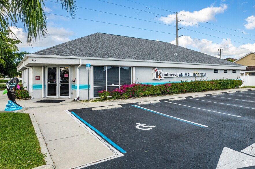 Primary Photo Of 715 Cape Coral Pky, Cape Coral Veterinarian Kennel For Sale