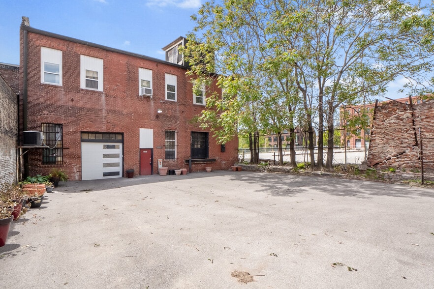 More Photos Of 2007-2009 Locust St, Saint Louis Storefront Retail Residential For Lease