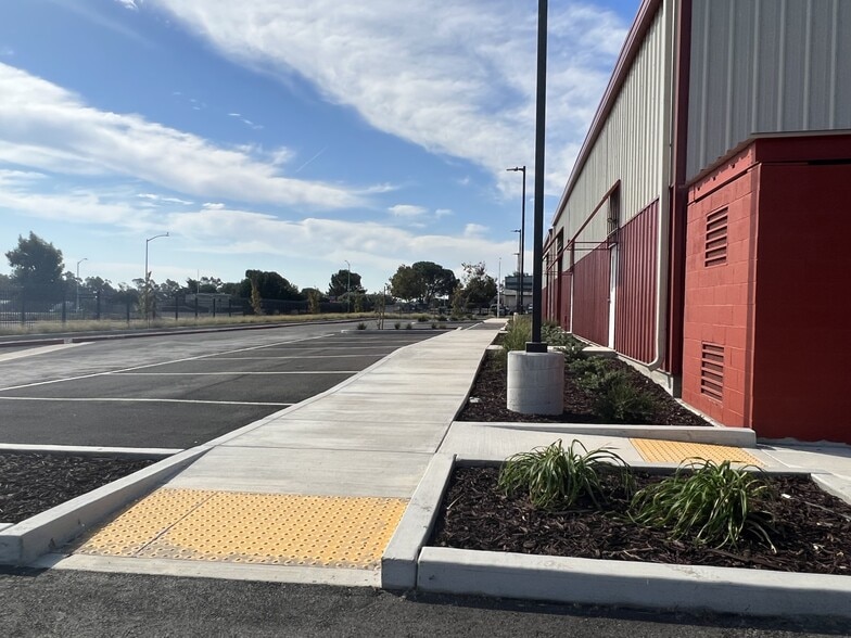 More Photos Of 10 Poppy House, Rio Vista Manufacturing For Lease