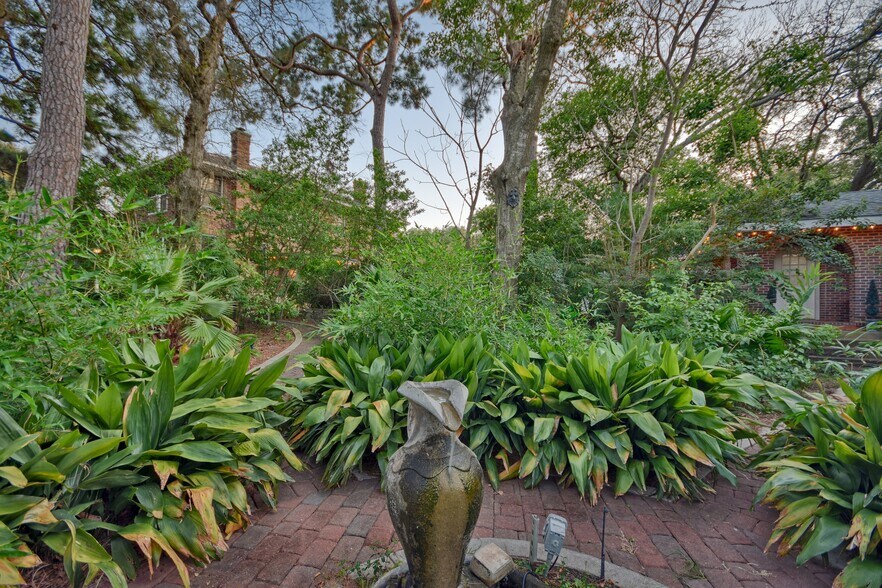More Photos Of 1804 S Park St, Brenham Hospitality For Sale