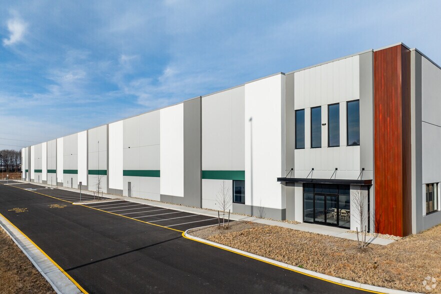More Photos Of 521 Woodlake Cir, Chesapeake Warehouse For Lease
