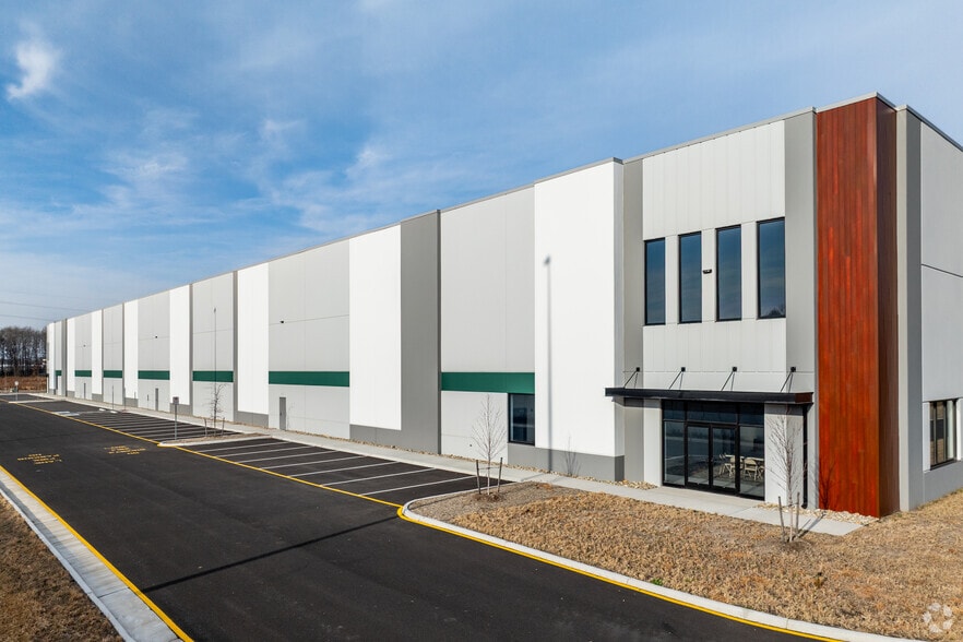 More Photos Of 521 Woodlake Cir, Chesapeake Warehouse For Lease