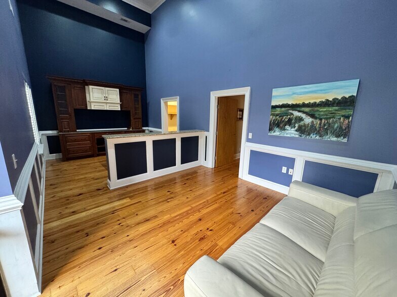 More Photos Of 2720 Gregory St, Savannah Light Distribution For Lease