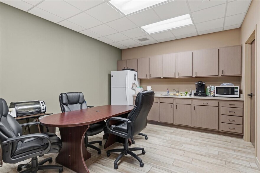 More Photos Of 103 Centre Dr, Petersburg Office For Sale