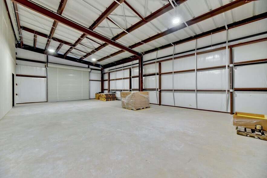 More Photos Of 11215 Conroy Ln, Austin Showroom For Lease