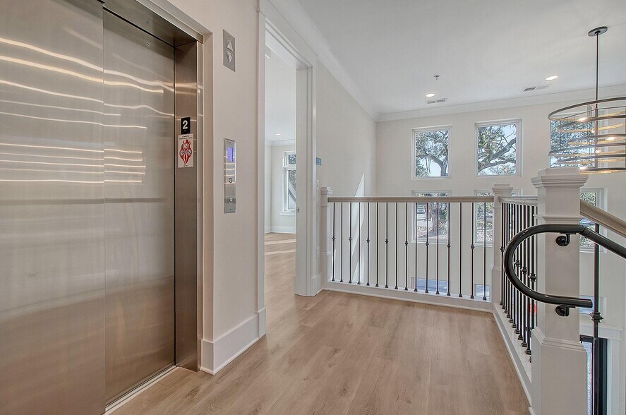 More Photos Of 208 N Cedar St, Summerville Office For Sale