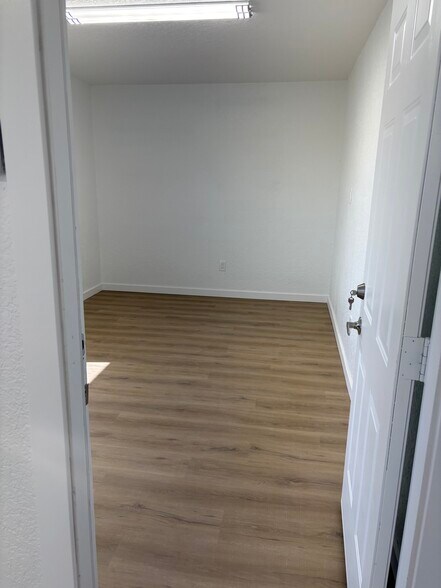 More Photos Of 18440 Paulson Dr, Port Charlotte Service For Lease