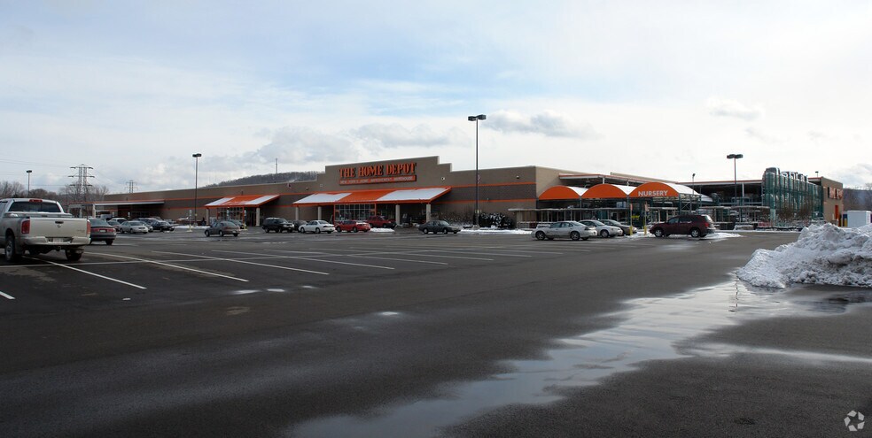 More Photos Of 798 Main St, Johnson City Unknown For Lease