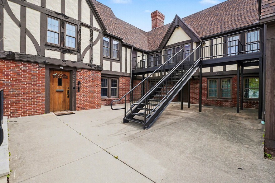 More Photos Of 302 N Tuscola Road, Bay, Bay City Hotel For Sale