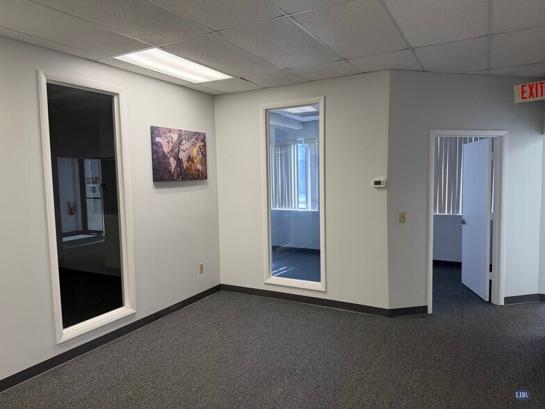 More Photos Of 1333-1335 Gateway Dr, Melbourne Flex For Lease