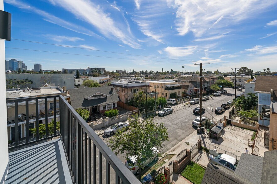 More Photos Of 1933 Magnolia Ave, Los Angeles Apartments For Sale