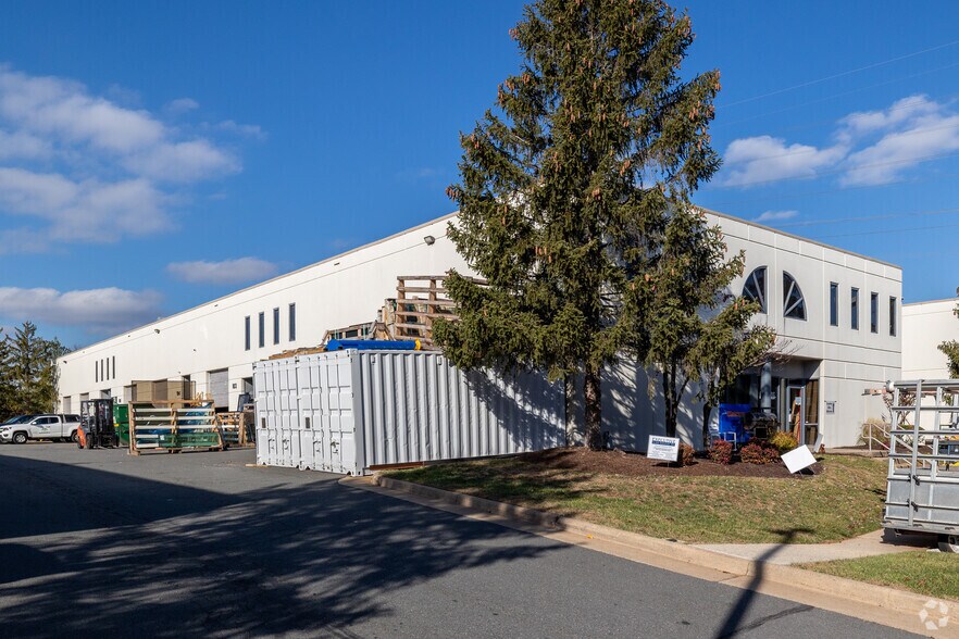 More Photos Of 44642 Guilford Dr, Ashburn Light Distribution For Sale