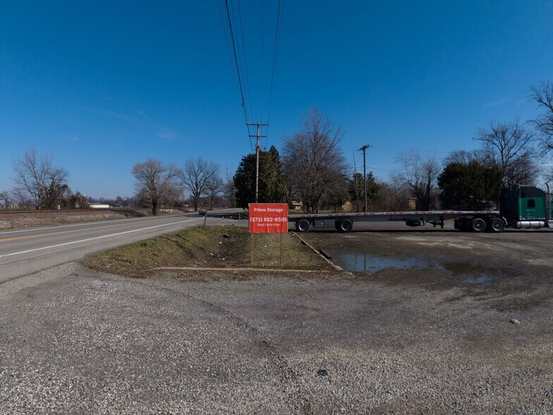 More Photos Of 739 S Walnut St, Steele Self Storage For Sale