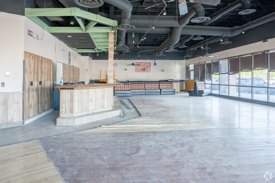 More Photos Of 9620 N Metro Pky W, Phoenix General Retail For Sale