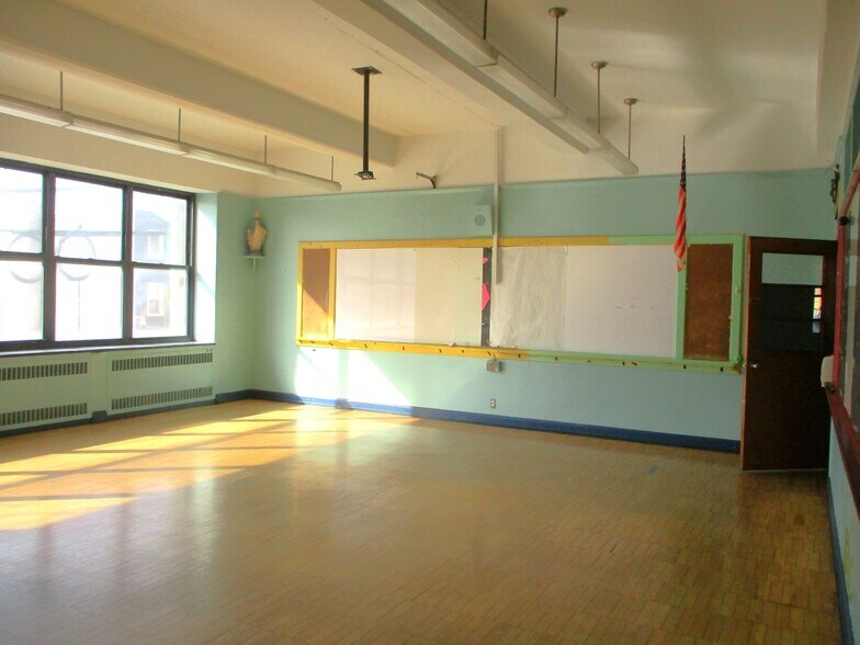 More Photos Of 237 Jerome St, Brooklyn Schools For Lease