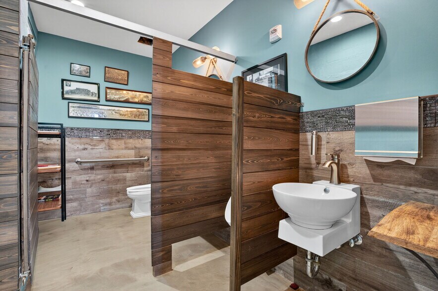 More Photos Of 2500 Emerson Ave S, Saint Petersburg Manufacturing For Sale