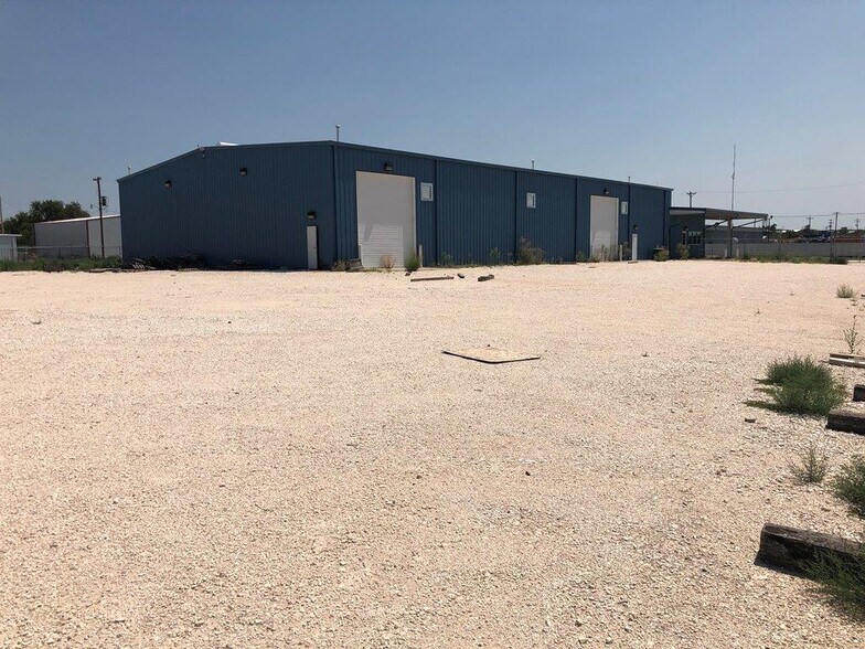 More Photos Of 1010 Mobeetie St, Canadian Light Distribution For Lease