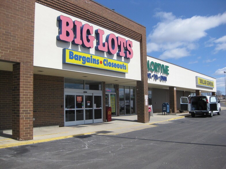 More Photos Of 300-400 W Rollins Rd, Round Lake Beach Storefront For Lease
