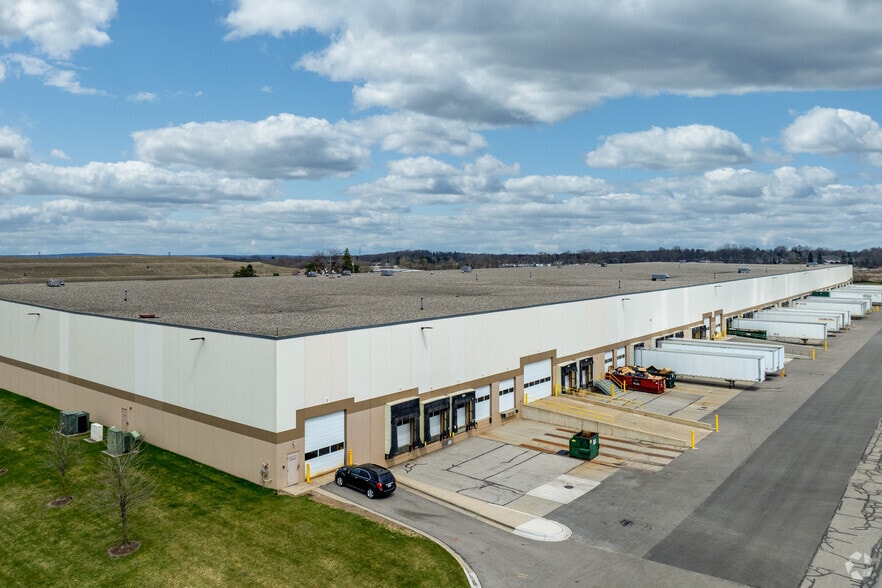 More Photos Of 315 W Silverbell Rd, Orion Warehouse For Lease