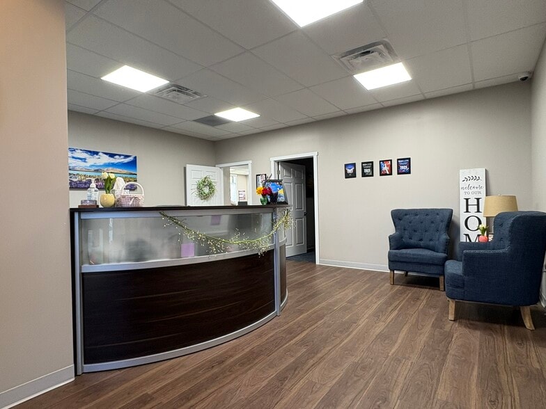 More Photos Of 402-404 S Scott Rd, Fort Wayne Showroom For Sale