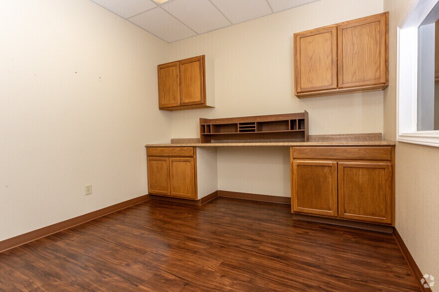 More Photos Of 3400-3502 S Broadway, Tyler Unknown For Lease