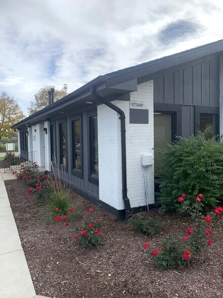 More Photos Of 17500-17516 S Carriageway Dr, Hazel Crest Office For Sale