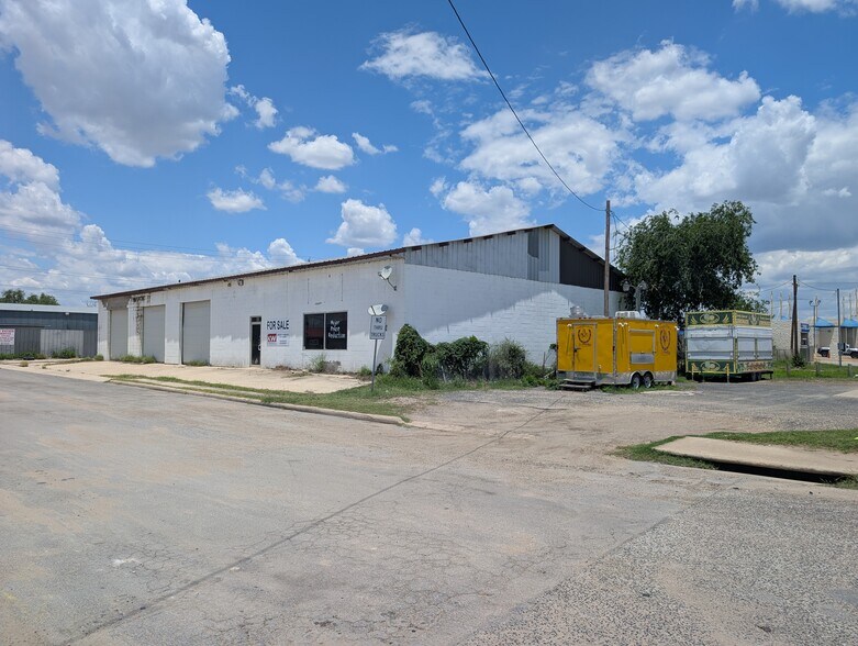 More Photos Of 101 W Alamo St, Carrizo Springs Showroom For Sale