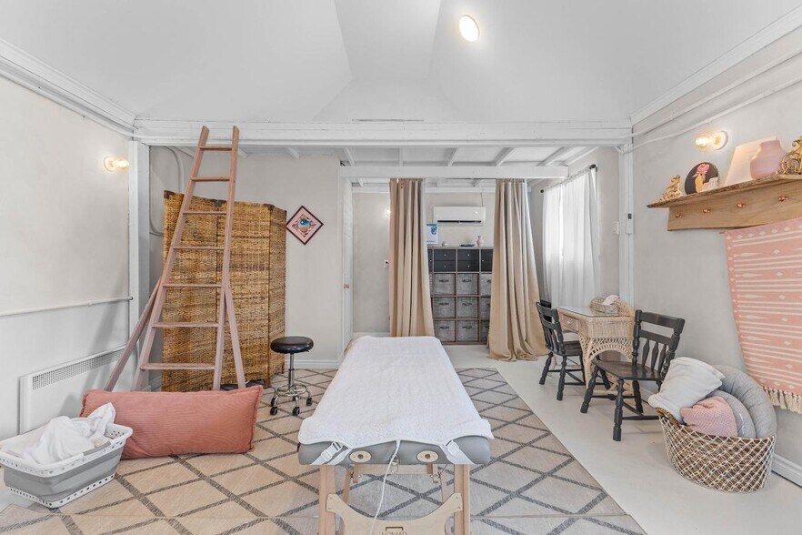 More Photos Of 122 Rue Jean-Talon, Saint-jean-sur-richelieu Storefront Retail Office For Sale