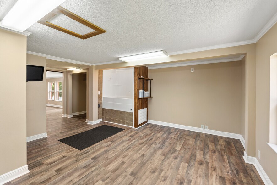 More Photos Of 7103 Mobile Hwy, Pensacola Freestanding For Sale