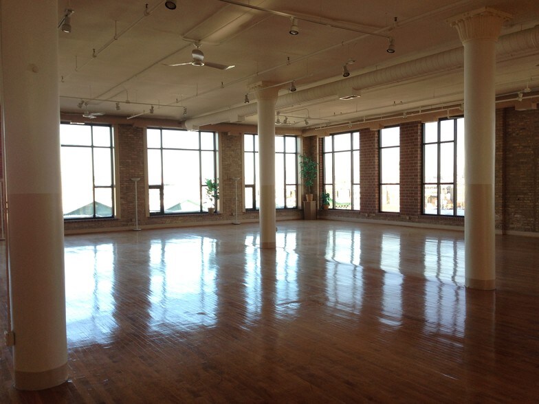 More Photos Of 1288 N Hermitage Ave, Chicago Office For Lease