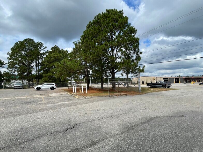 More Photos Of 3440 Black & Decker, Hope Mills Distribution For Lease