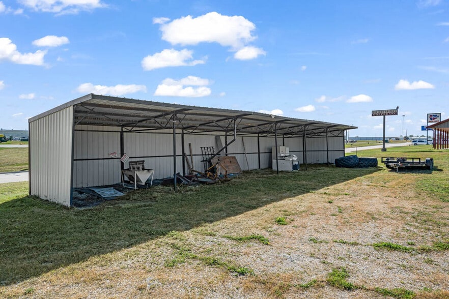 More Photos Of 1106 N 10th St, Winterset Flex For Sale