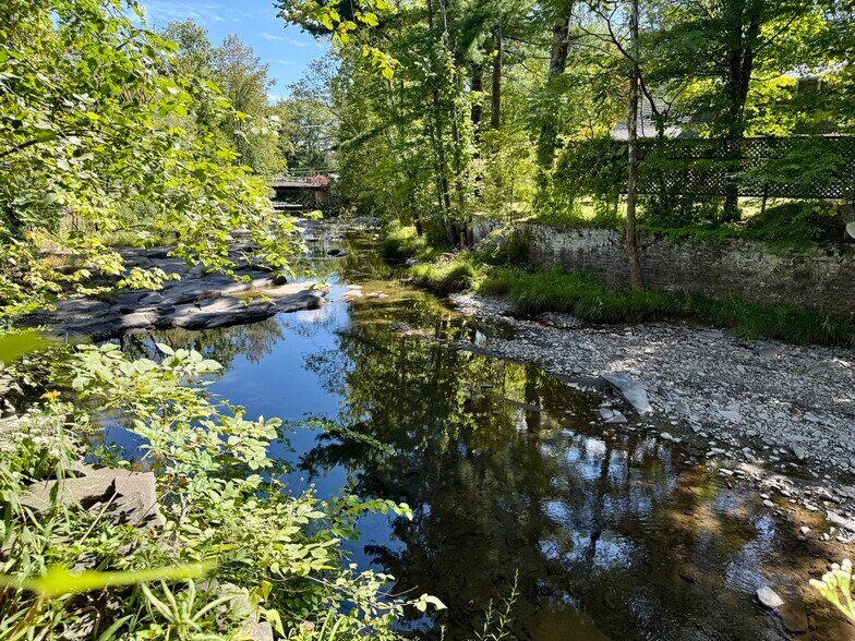 More Photos Of 104 Mill Hill Rd, Woodstock General Retail For Sale