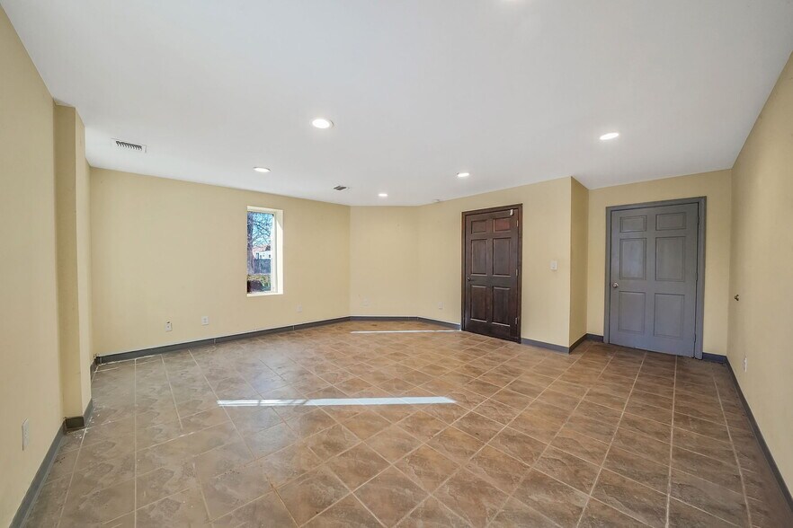 More Photos Of 1601 Artic Ave, Bohemia Warehouse For Lease