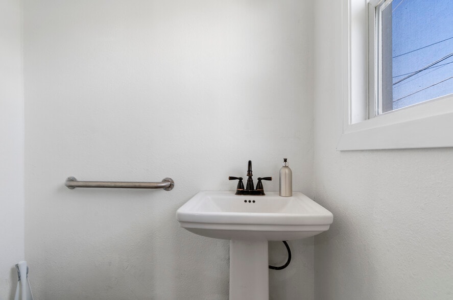 More Photos Of 431 W J St, Oakdale Assisted Living For Sale