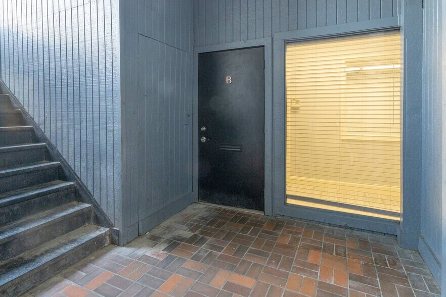 More Photos Of 2401 Garden Park Ct, Arlington Office Residential For Lease