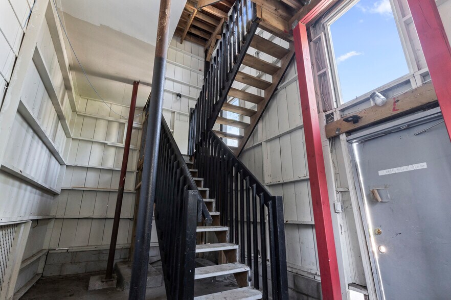 More Photos Of 541 Aylmer St N, Peterborough Apartments For Sale