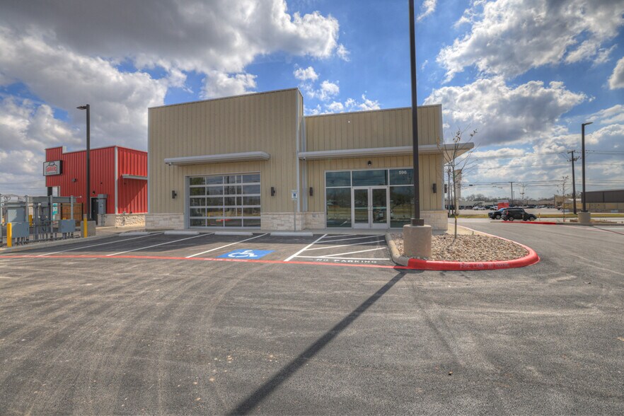 More Photos Of 596 S Business Ih 35, New Braunfels Freestanding For Lease