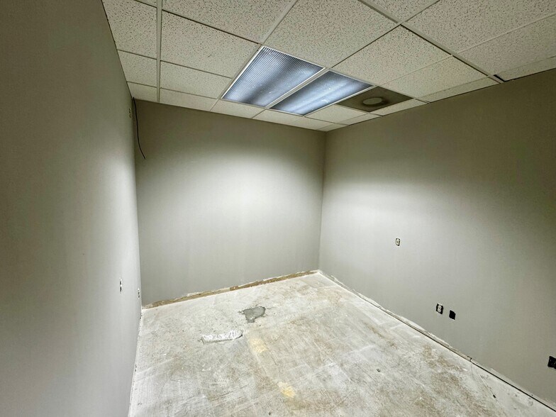 More Photos Of 19401 E 40 Hwy, Independence Office For Lease