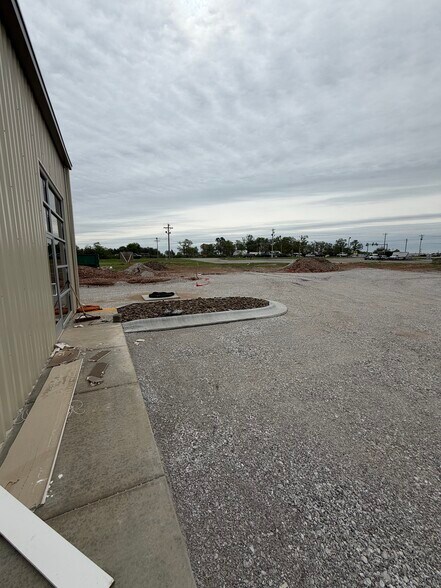 More Photos Of 2420 S 8th St, Rogers Flex For Lease