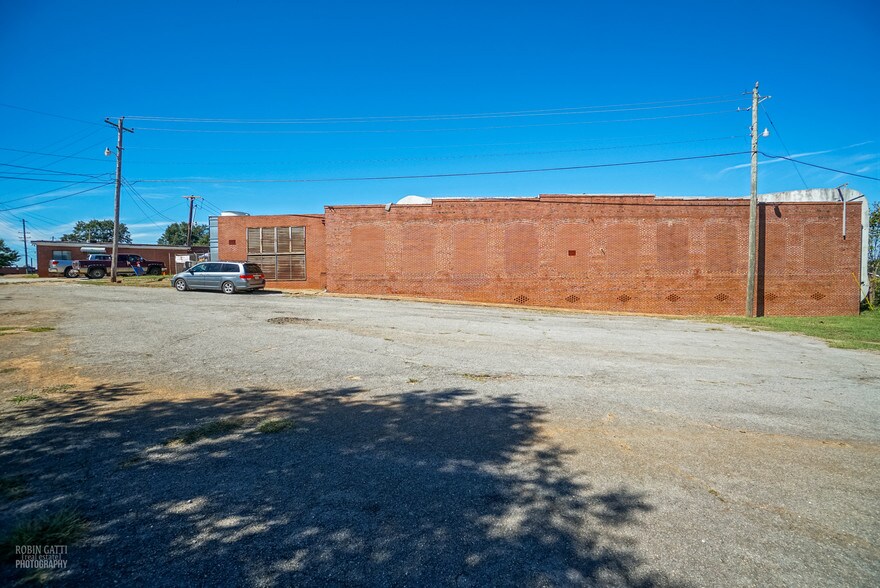 More Photos Of 94 E Adams St, Forsyth Warehouse For Lease