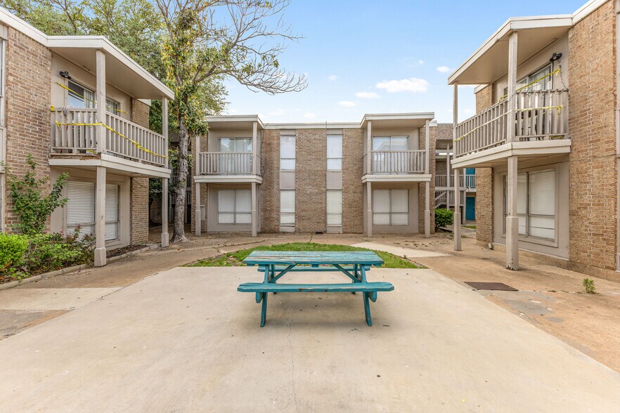 More Photos Of 2507 Airport Cir, Arlington Apartments For Sale