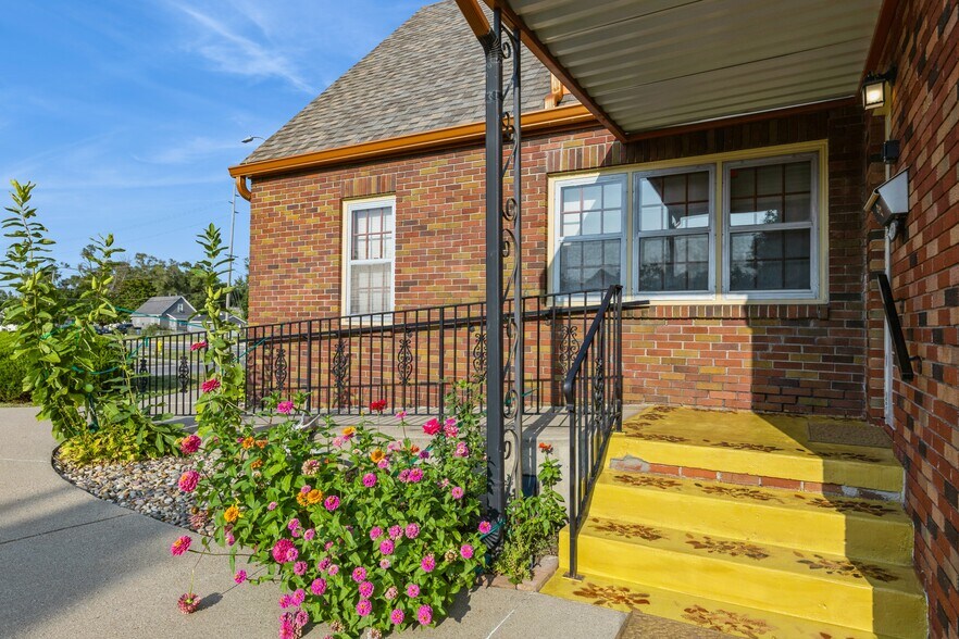 More Photos Of 324 1st St, Des Moines General Retail For Sale