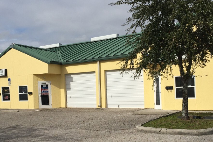 Primary Photo Of 10038-10060 Gibsonton Dr, Riverview Warehouse For Lease